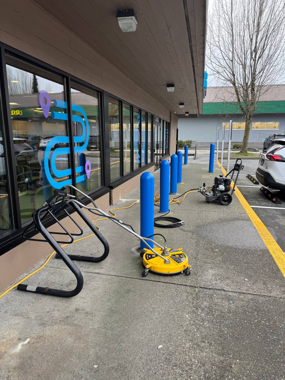 Avant nettoyage extérieur — accumulation d'algues et de saleté à West Vancouver